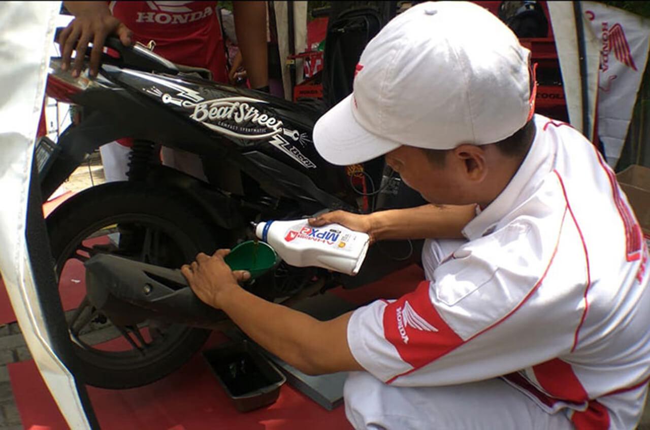 Dampak Buruk Jika Telat Mengganti Oli Motor Matic