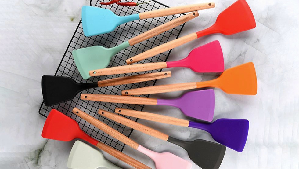 Alasan Memasak dengan Spatula Silikon atau Kayu