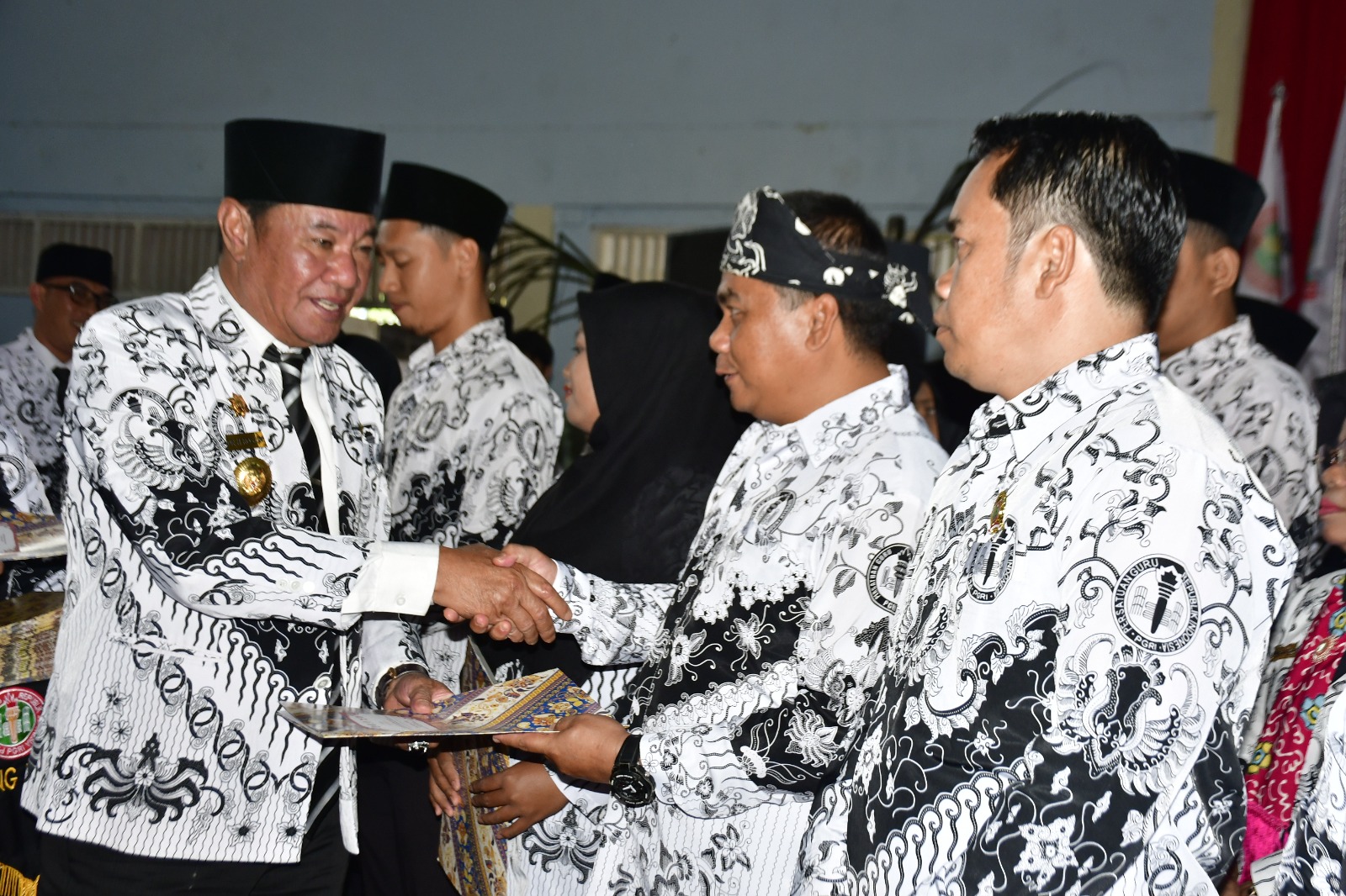 Melalui Momen HGN dan HUT ke-79 PGRI, 65 Guru di Provinsi Bengkulu Terima Penghargaan