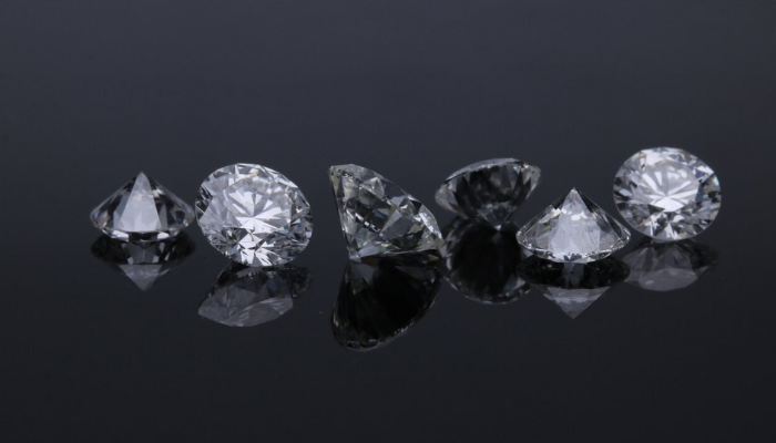 Mengetahui Perbedaan Antara Berlian Alam dan Buatan: Mana yang Lebih Baik?