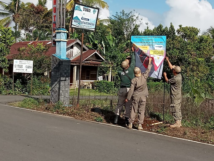 Ratusan Baliho Parpol  Tak Berizin Dicopot