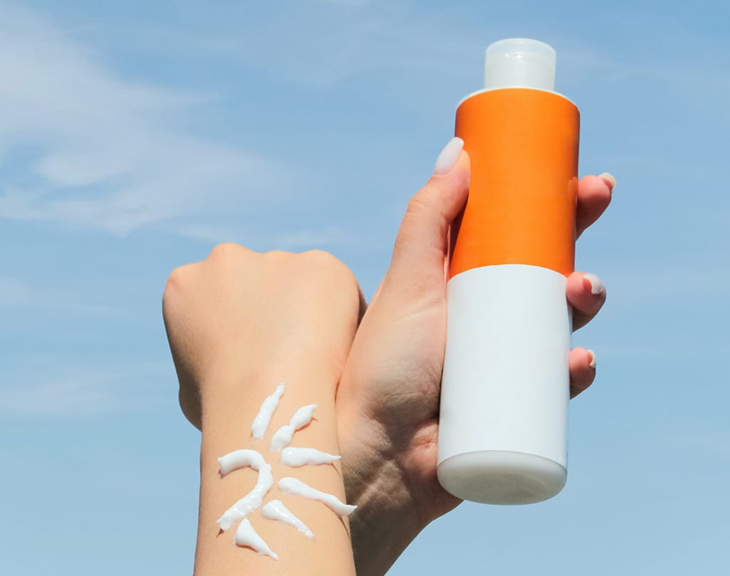 Pentingnya Menggunakan Sunscreen Baik di Luar Ataupun di dalam Ruangan