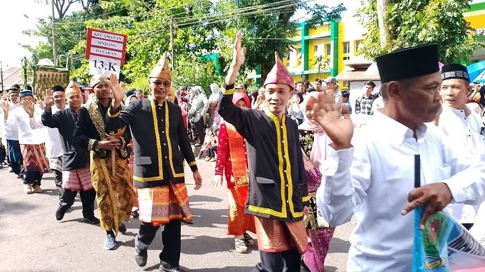 Ribuan Peserta Ramaikan Pawai Adat HUT Kota Curup ke 143