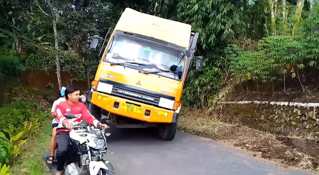 Perkara Google Maps, Truk Muatan Air Mineral Nyangkut di Rejang Lebong 