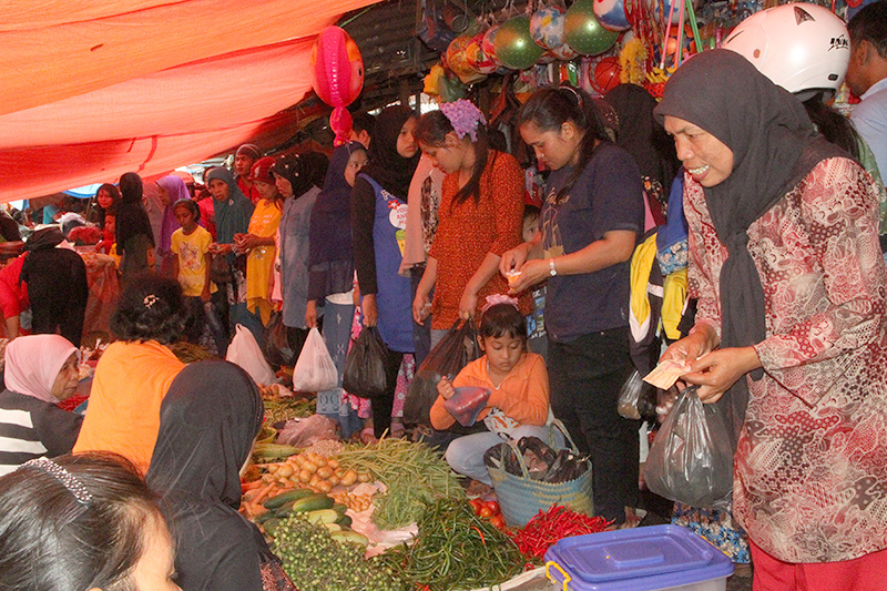 Pasar Atas Ramai Diserbu Warga