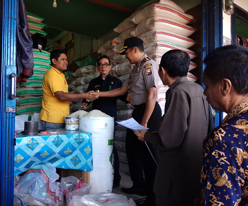 Sidak Pasar, Bupati Kenalkan Kapolres Baru