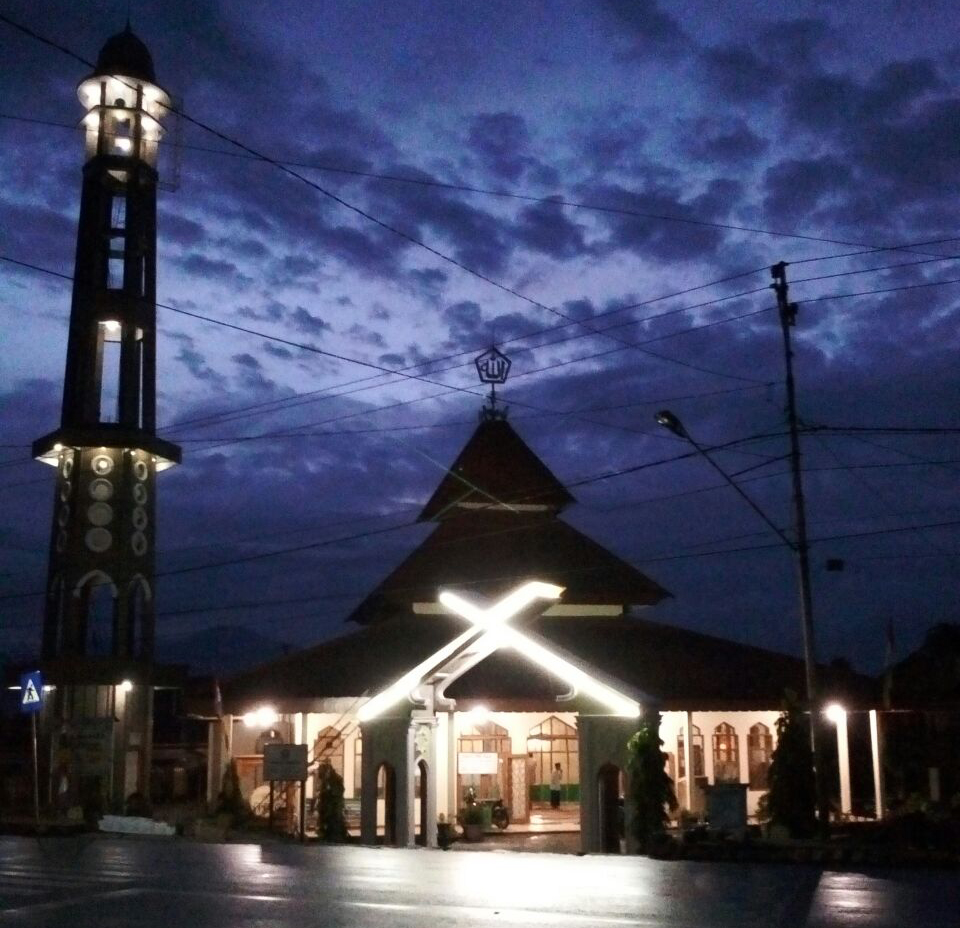Masjid Soeharto dengan Gerbang Masuk Menyerupai Al qur’an