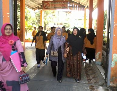 Siswa Keluhkan Sekolah 5 Hari