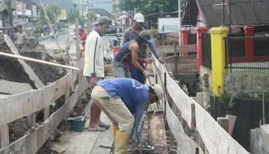 Gara-gara Jembatan Darurat Ditutup, Warga Serbu Dewan