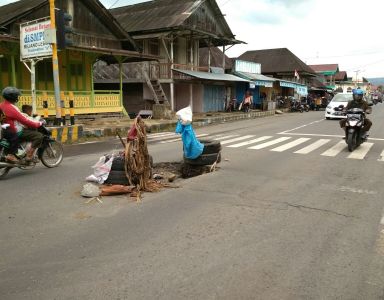 Tak Kunjung Diperbaiki, Badan Jalan Hancur