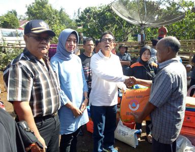 Bupati Salurkan Bantuan Untuk Rumah Petani Kopi yang Hangus Terbakar