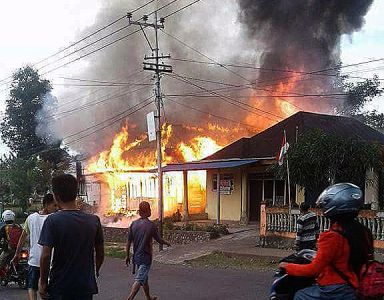 Diduga Korsleting Listrik, 3 Rumah Hangus, Lansia Terjebak Dikobaran Api