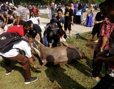 Warga Masih Antusias Solat di Lapangan Setia Negara