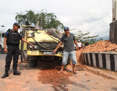 Diduga Rem Blong: Truk Batu Bata Tabrak Tugu Simpang Nangka