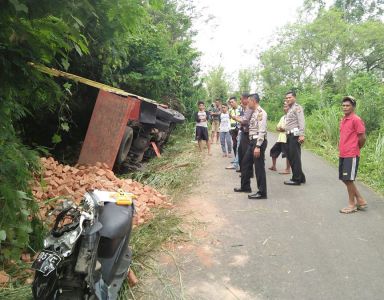 Truck Batu Bata Hantam Sepeda Motor, 2 Warga Tewas Terjepit Truck