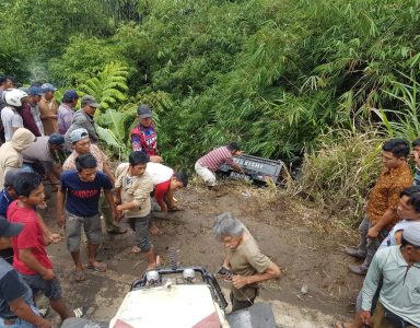 Akibat Lepas Kendali, Mobil Terjun Ke Jurang