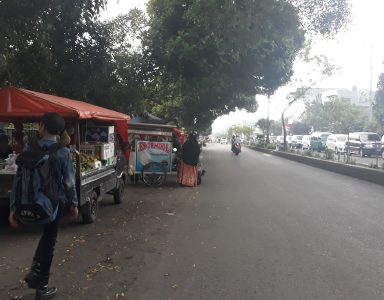 Pedagang Buah Padati Jalan, Sebabkan Kemacetan di Air Rambai