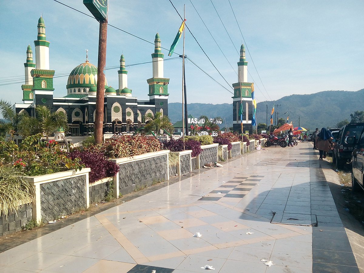 Sampah Penuhi Halaman Masjid Agung