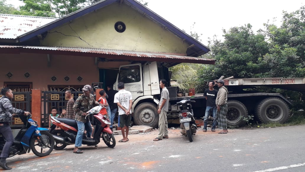 Naas Trailer Tabrak Rumah Warga