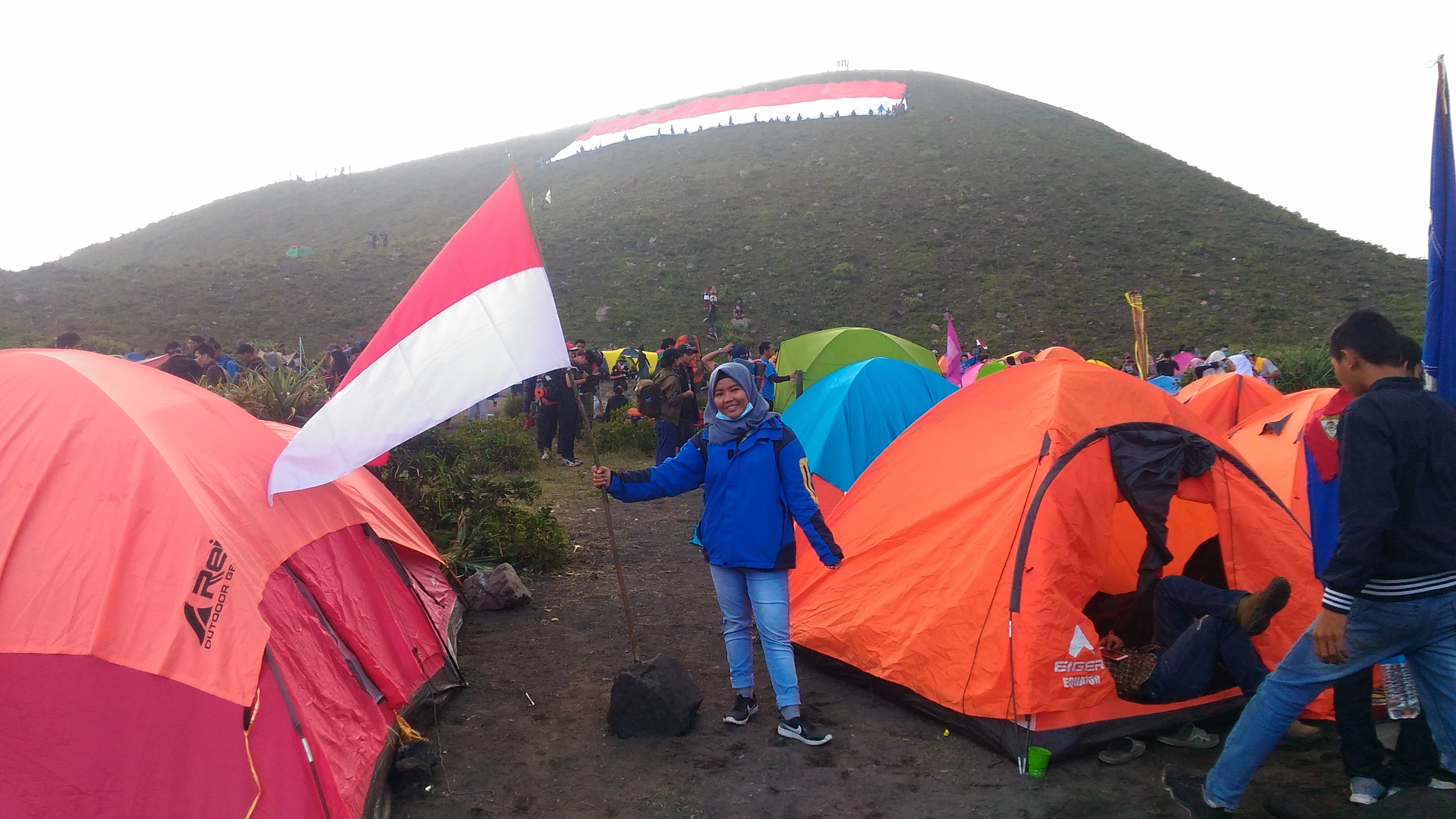 Bendera Merah Putih Raksasa Berkibar, 4.000 Pendaki Penuhi Bukit Kaba