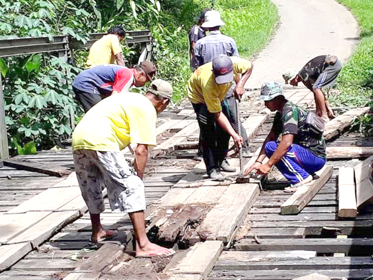 Warga Swadaya Perbaiki Jembatan