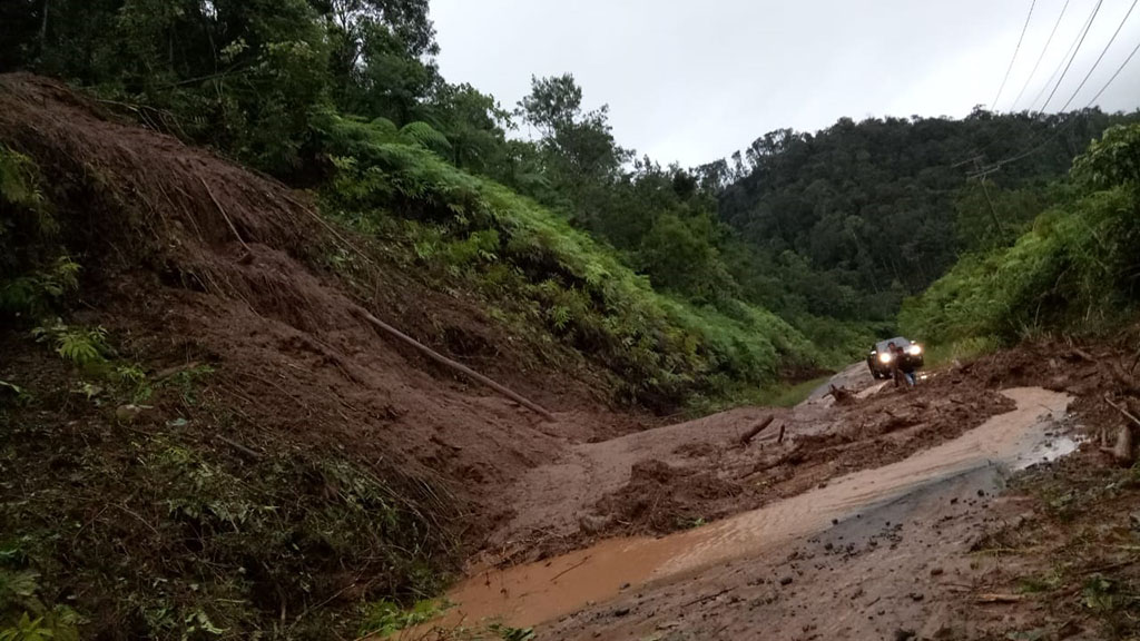 Curah Hujan Tinggi, Jembatan Ambruk dan Longsor