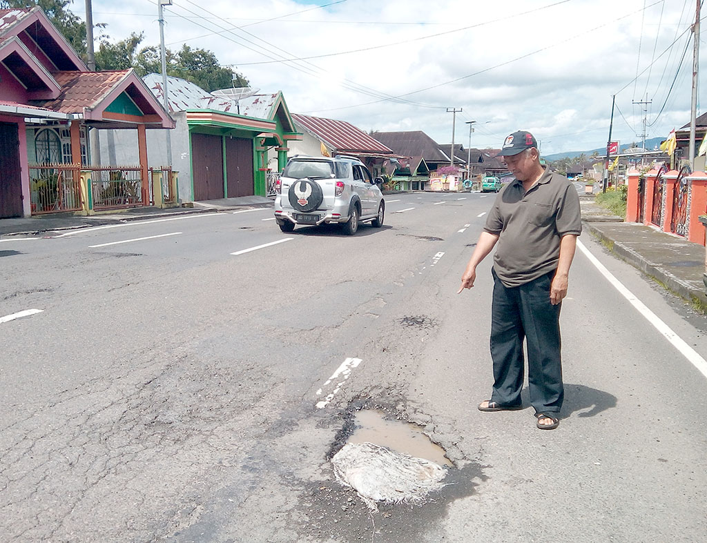 Jalan Lintas Banyak Memakan Korban,  Kondisi Rusak dan Berlobang