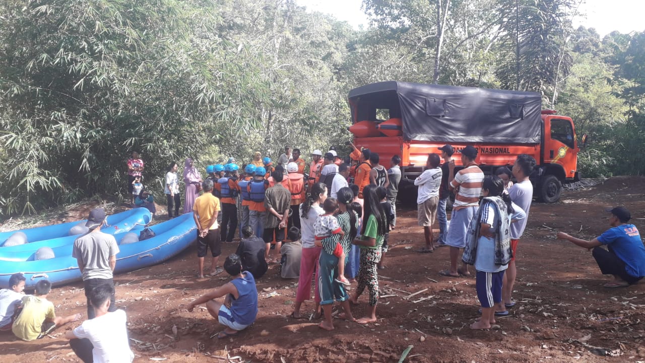 Mandi Disungai, Siswa di PUT Hanyut