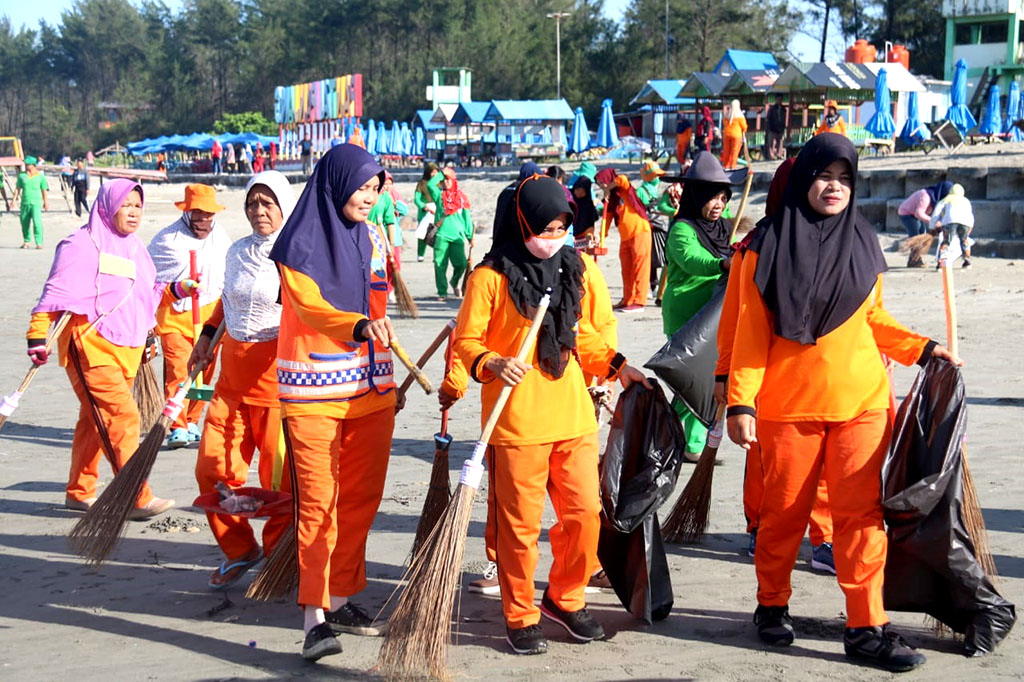 Peringati HUT Kota Bengkulu,  Wawali Ajak Ratusan ASN Bersih Pantai