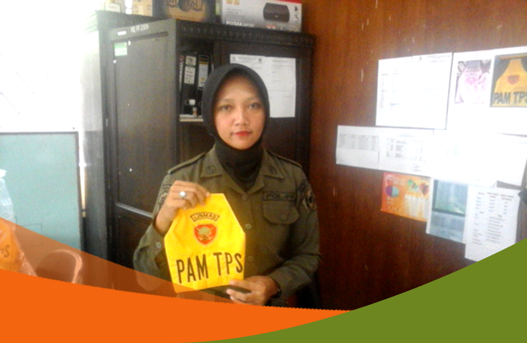 Jelang Pemilu Atribut Linmas Dibagikan