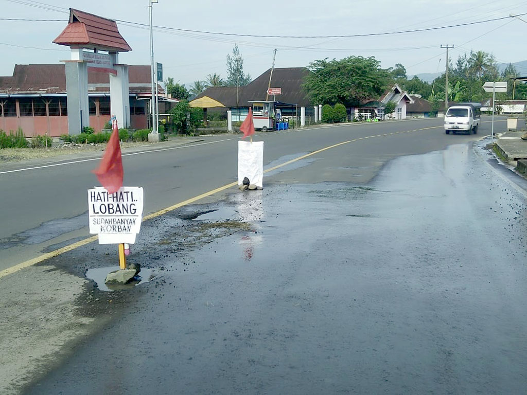 Diduga Pipa PDAM Bocor, Tak Kunjung Diperbaiki,  Warga Pasang Bendera Merah