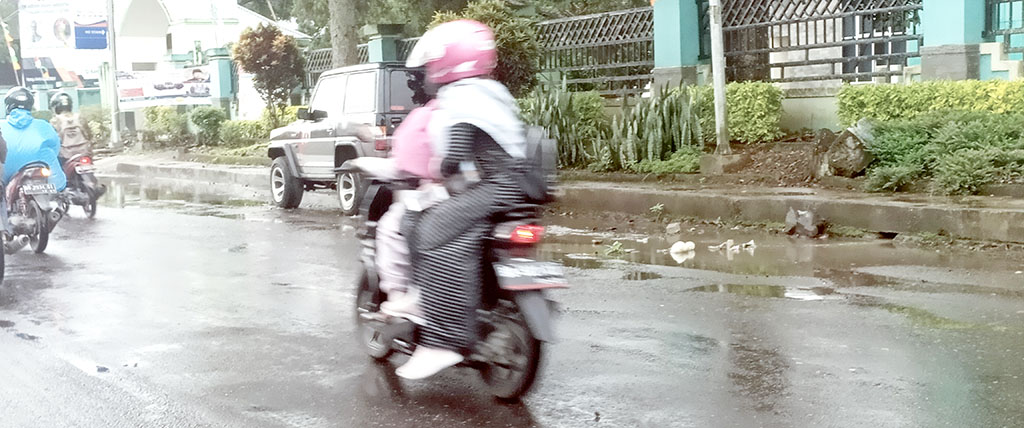 Hujan Panas Jalan Dusun Curup Digenangi Air