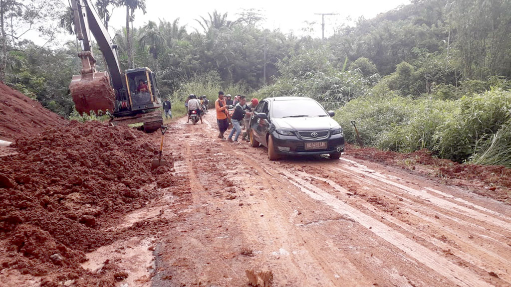 Jalan Licin Ancam Pengguna Jalan