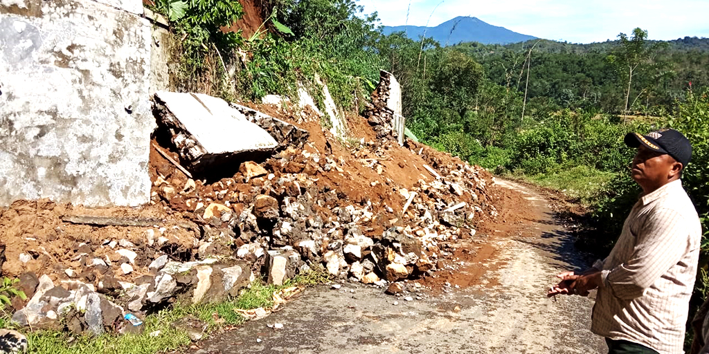 Pelapis Tebing Amblas, Tutup Badan Jalan