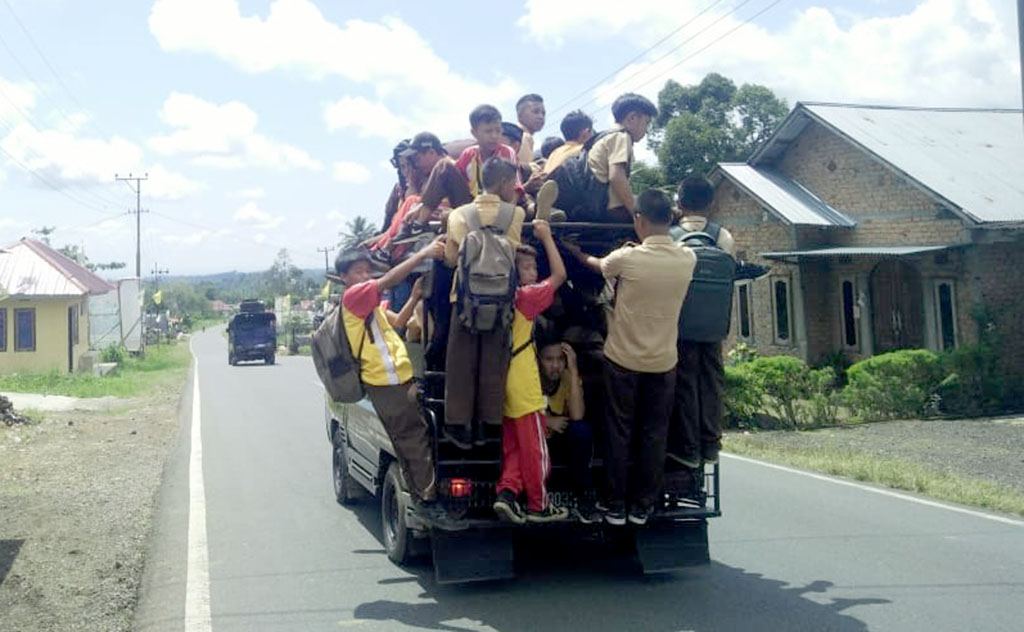 Takut Telat, Pelajar Naik Atap Mobil