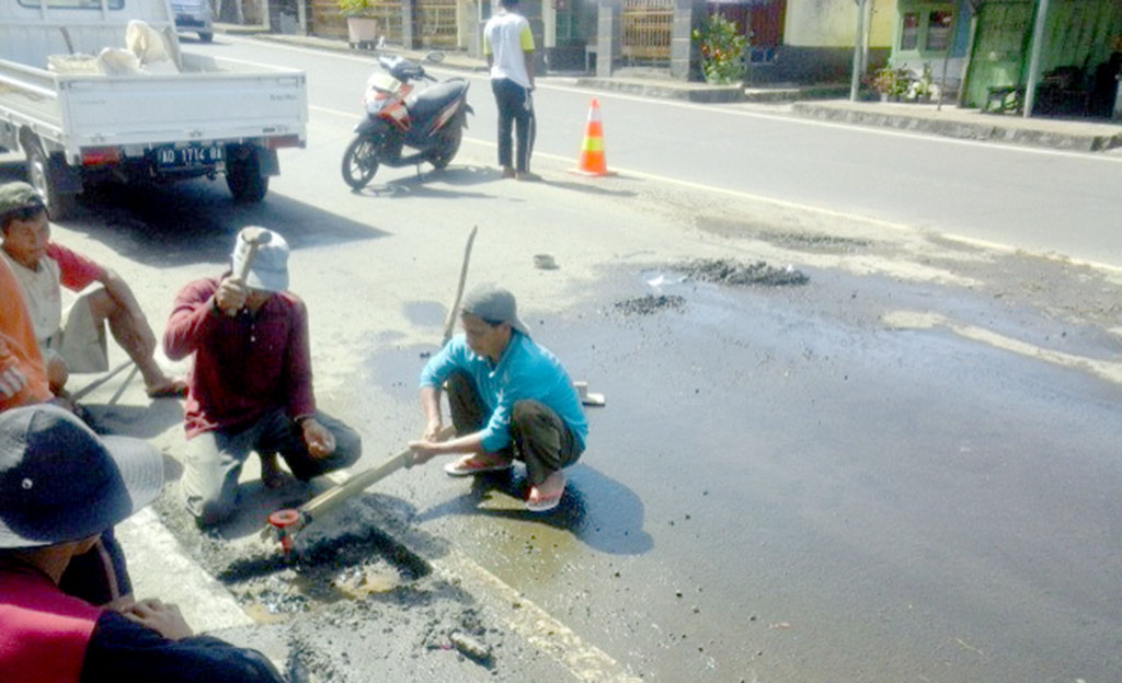 Perbaiki Pipa, PDAM Tambal Lobang Jalan