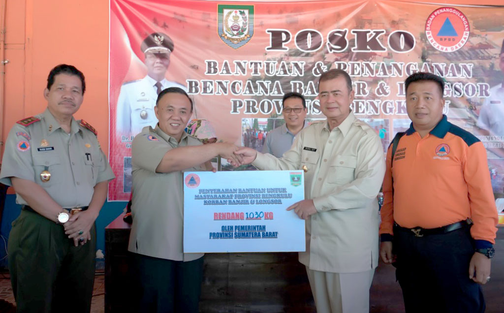 Wagub Sumbar Serahkan 1 Ton Rendang,   Untuk Korban Banjir dan Tanah Longsor Bengkulu