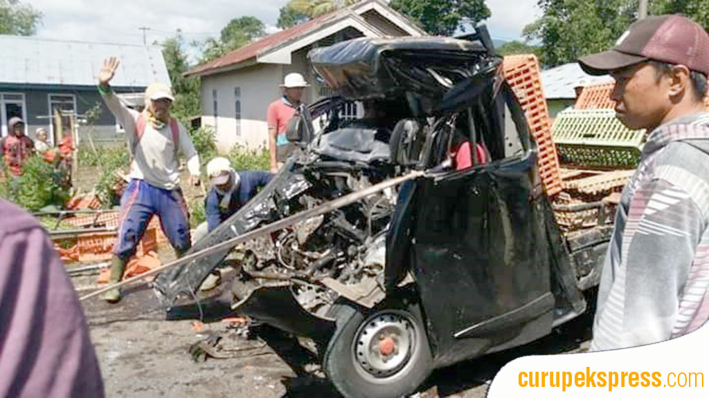 Truk Batu Bata Vs Mobil Ayam, 1 Tewas 2 Lurat