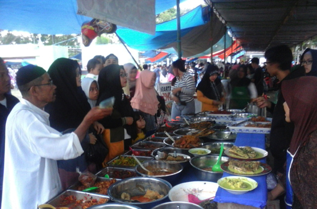 Hari Pertama Puasa, Pasar Ramadhan Diserbu Pembeli