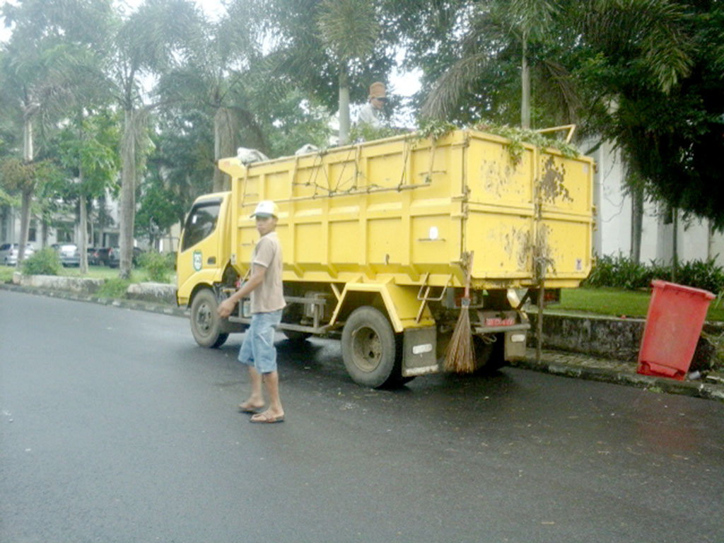 DLH Dapat Bantuan 2 Dump Truck,  Tahun Ini