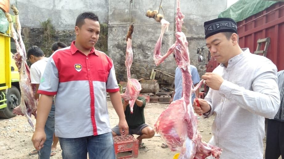 Putra Mas Wigoro Kurban 7 Ekor Kambing di Jalan Sapta Marga, Warga Sambut Antusias