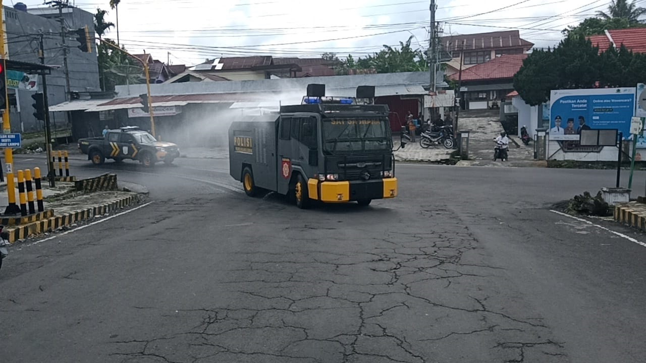 Kerahkan AWC, Polisi Semprot Ruas Jalan dengan Disinfektan