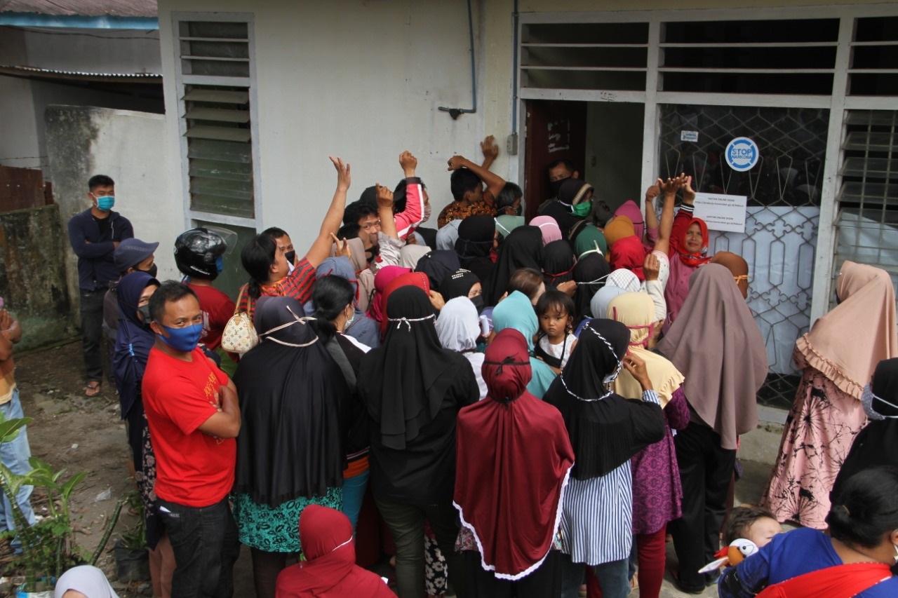 Pertanyakan Kejelasan Bantuan Sembako, Ratusan Warga “Geruduk” Kantor Disnakertrans