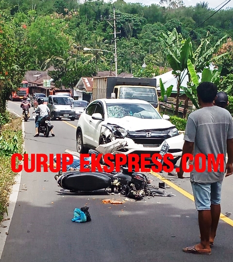 Diseruduk Honda HRV Warga Benteng Terkapar , Motor Ringsek