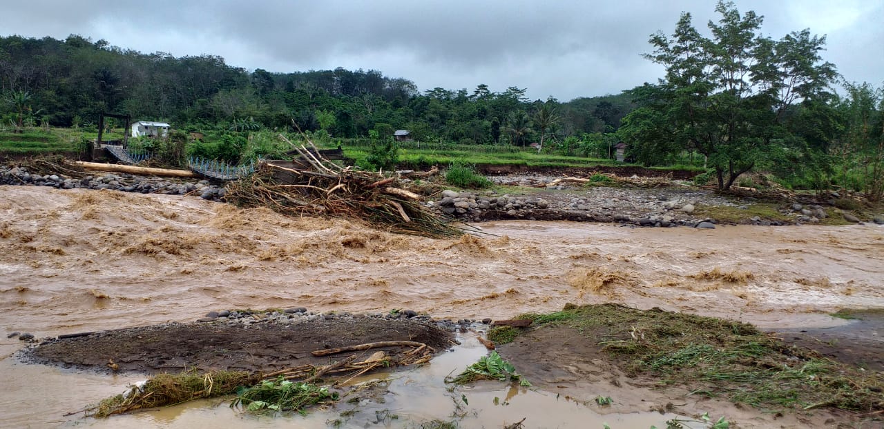 Ratusan Ton Ikan dan Padi Siap Panen Hanyut Dihantam Banjir Bandang