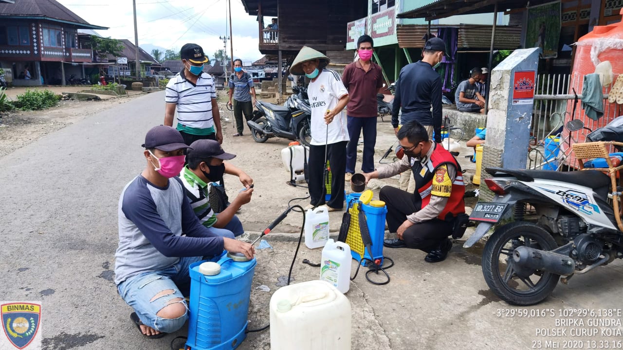 Polsek Curup Sosialisasikan Maklumat Kapolri dan Semprot Disinfektan