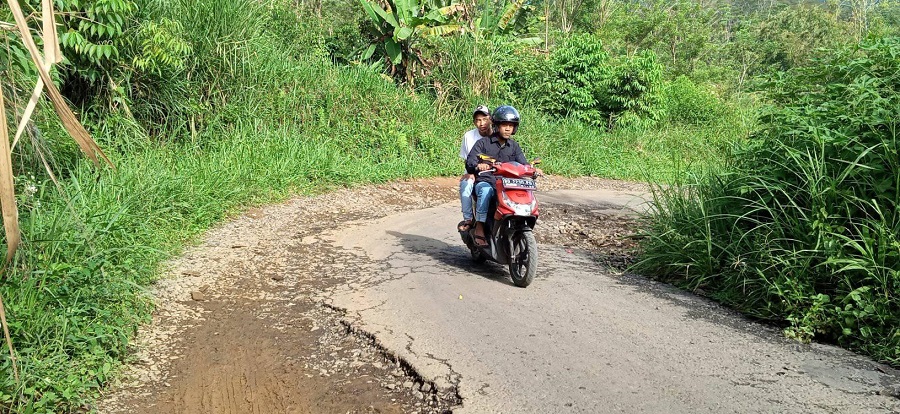 Jalan Desa Air Pikat Memprihatinkan