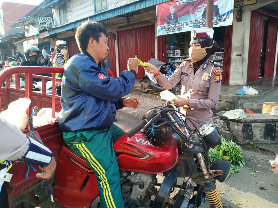 Polres Bagikan Masker di Empat Lokasi