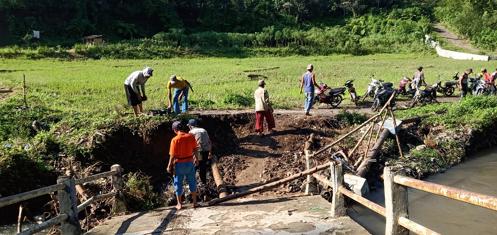 Warga Gotong Royong Perbaiki Jembatan