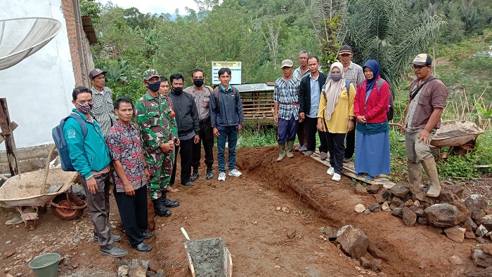 DESA KAYU MANIS LAKSANAKAN TITIK NOL DAN SALUR III BLT DD